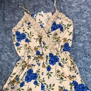 Super cute romper with pockets! Size small
